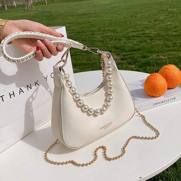 Totes Sommer 2021 Half Moon Pearl Kleine Umhängetaschen für Frauen Einzigartiges Design Kette Hobo Damen Umhängetasche Baguette Mädchen Handtaschen
