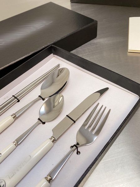 Luxus- und Geschirrsets Beschilderung Messer -Gabel -Stäbchen und Löffel 5 Stück 1 Set Klassiker 304 Edelstahlmaterial für Home Hotel Restaurant Party Abendessen Neue Neue