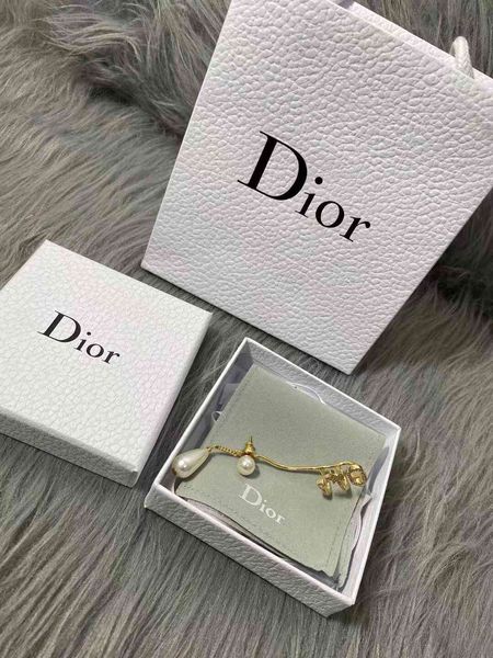 

2021 luxury designer jewelry family's new single star diamond earring pearl left earring high board, Silver