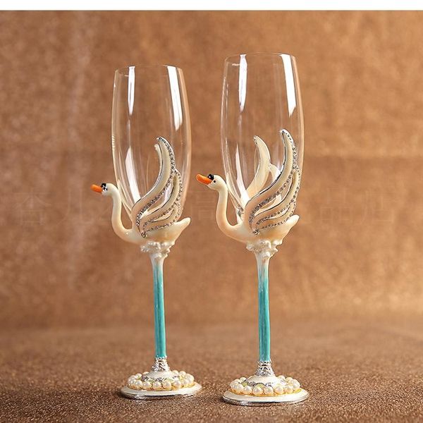 

2pcs red wine glass enamel pearl wine glass romantic wedding gift swan rhinestone goblet couple pair cup creative gift c004