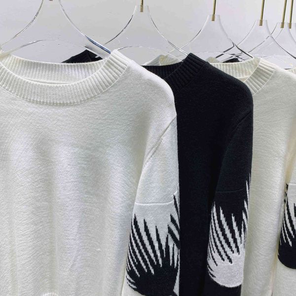 

2021 early autumn new round neck knitted loose long sleeve sweater, White;black
