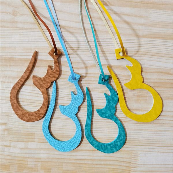 

10Pieces/Lot Wholesale Custom Made Genuine Natural Leather Character Alphabet Arabic Letter Keychain Backpack Pendant Ladies Women Bag Char