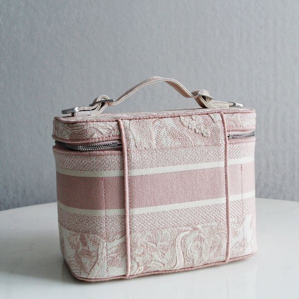 

2022 new cosmetic bag retro fashion