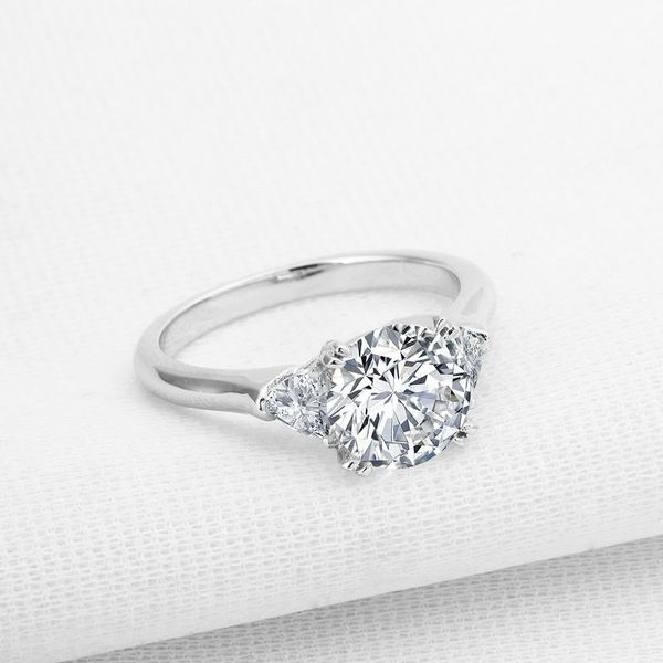 Кластерные кольца Luxruy 925 Сплошное серебряное кольцо 2 CT Round Cut Three Stones Band Synthetic Sona для женщин свадьбы