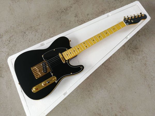 Chitarra elettrica nera opaca di fabbrica con manico in acero giallo, rilegatura gialla, battipenna nero, hardware dorato, servizi personalizzati