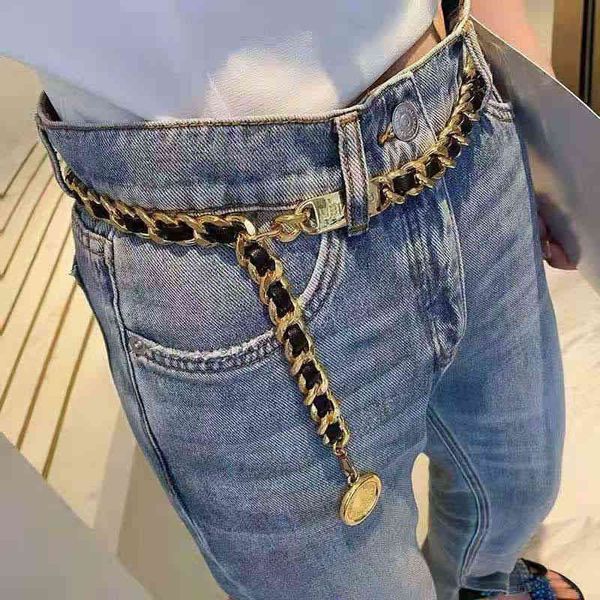 Cintura da donna con ciondolo intagliato in metallo alla moda a vita lunga con catena intrecciata in pelle personalizzata stile designer