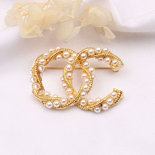 Marca de designer letra dupla broches de luxo mulheres geometria jóias broches dourados pinos full Pearl Men se casam
