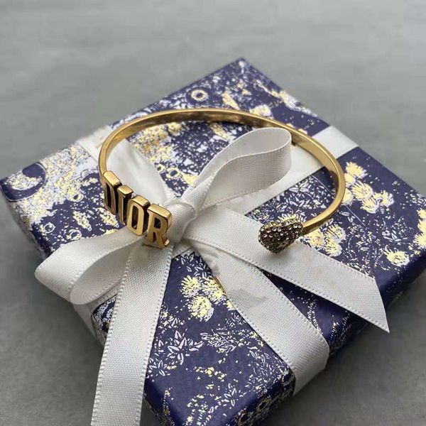 

luxury jewelry and family love bracelets look good with daily clothes, Black