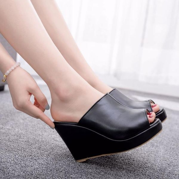 Hausschuhe Sommer Peep neue weibliche Zehenplattform Keile Sandalen Mode High Heels Strand für Frauen Schuhe schwarz weiß