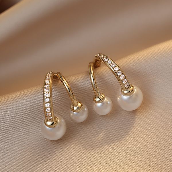 

2021 designers women's earringshalf new korean curved double pearl cherry shaped diamond inlaid net red small fragrant notes temperamen, Golden