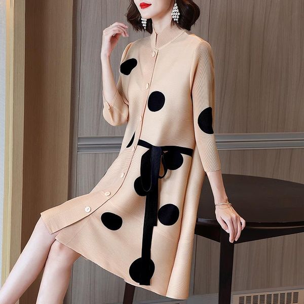 

casual dresses fold foreign style aging fashion wave point windbreaker coat 2021 autumn large women's wear, Black;gray