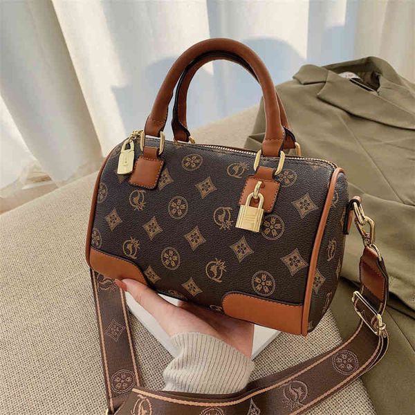

2022 factory wholesale handbag fashion boston pillow bag wide shoulder strap single shoulder messenger bag women