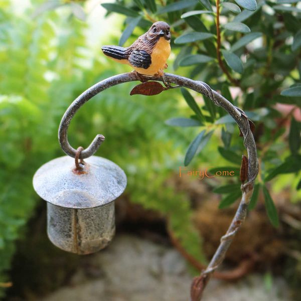 Casetta per uccelli da giardino delle fate con 2 mini uccelli Casetta per uccelli in miniatura Mangiatoia per uccelli in miniatura Accessorio per ornamenti artigianali in metallo rustico da giardino 210607