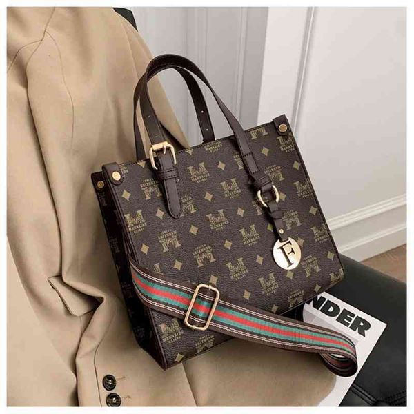 

2022 latest handbag factory store on female ins tote large capacity single shoulder temperament messenger bags