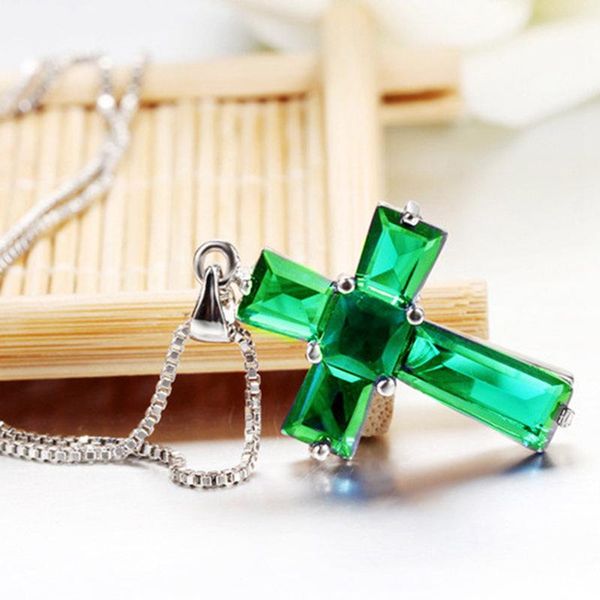 Anhänger Halsketten Klassische Kreuz Design Frauen Halskette Erstellt Smaragd Stein Mode Kruzifix Schmuck Geschenk