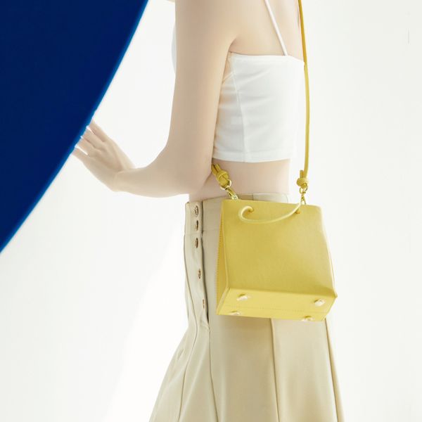 

design hand women's leather spring / summer 2020 new women's single shoulder slant straddle bag solid color portable drawstring to, Red;black