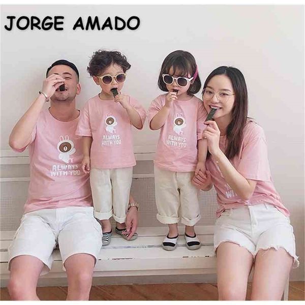 Famiglia estiva di cinque persone in stile coreano Set coordinati T-shirt con orso cartoon Madre Padre Figlio Figlia Abiti E024 210610