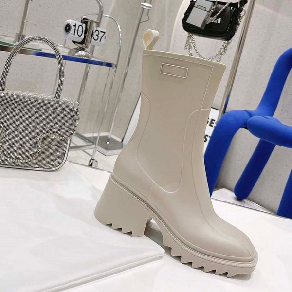 

designer boots luxury female leather to create suitable for parties dating workplace valentines day and so on all occasions with all clothes, Black