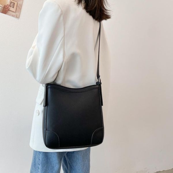 

evening bags korean version of the large-capacity bag female 2021 summer retro bucket one-shoulder messenger simple student