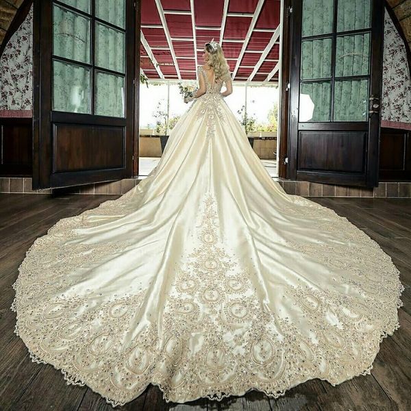 Роскошная линия свадебные платья Кристаллические бусины свадебные платья Sheer шеи с длинным рукавом Ruched атласный собор поезд часовня Vestidos de Novia Plus размер