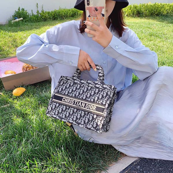 

the same d-shape shopping bag is versatile, large capacity korean fashion portable one shoulder for female students hand handbag zly