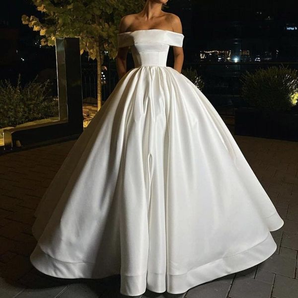 Ankunft billiger neuer einfacher Prinzessin -Ballkleid Kleider von Schulter Sweep -Zug Satin Taschen Hochzeitskleid Brautkleider s s