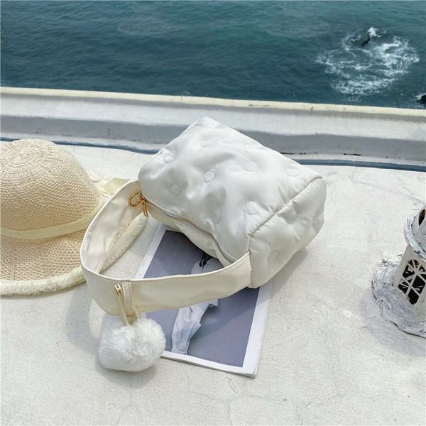 

feini beishi summer bag female 2021 girl fashion simple large capacity leisure crcent