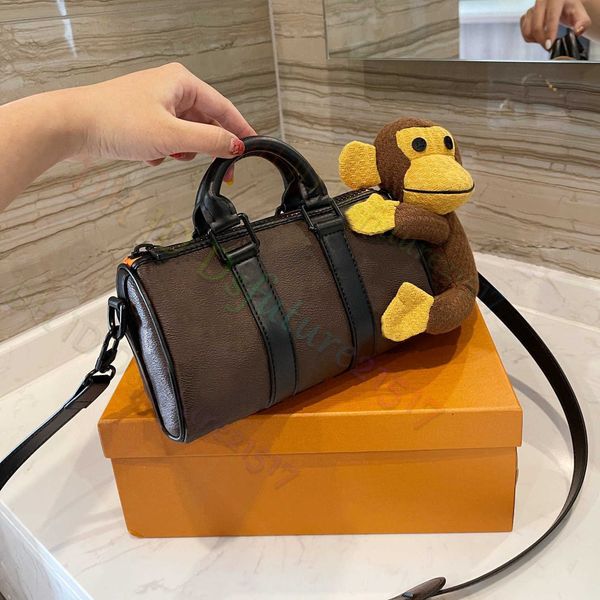

fashion lady duffel bag with monkey muppet ornament totes women luxurys designers bags 2021 travel handbag pillow shoulder