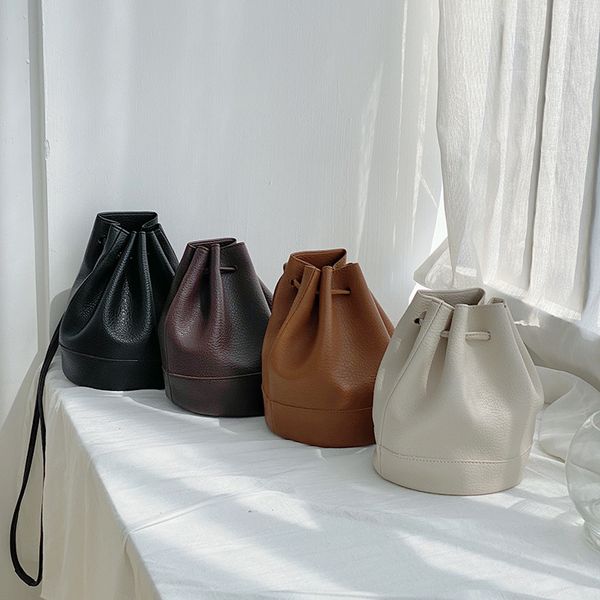 

2021 new korean pleated women's one shoulder trend messenger bag fashion drawstring bucket bag, Black;red