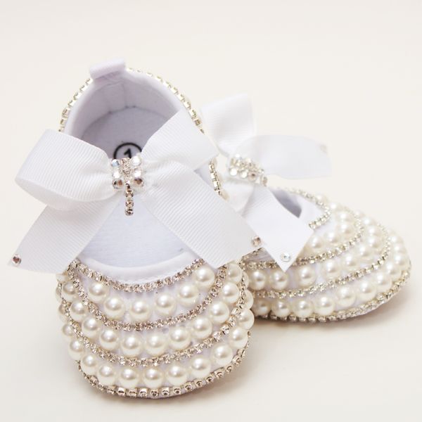 QYFLYXUE Handmade Pearl Diamond Baby Neonato scarpe da principessa durante il ballo diurno Scarpa Suola morbida forata a mano 210315