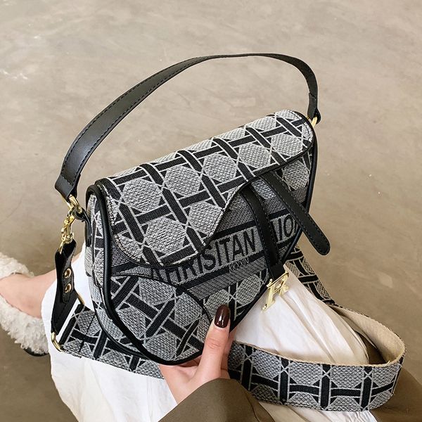 

luxury handbags autumn and winter new version messenger saddle bag messenger hand cowboy embroidered shoulder bag, Red;black