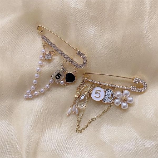 

lady crystal pearl brooch jewelry luxury number 5 brooches for woman clothing accessories, Gray