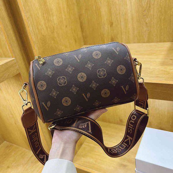 

2022 factory wholesale new foreign style small bag women's new fashion high-capacity one shoulder square texture personalized messenger