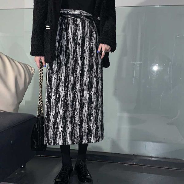 

2021 new women's winter black and white striped woolen high-waisted slim skirt with back slit long to calf skirt