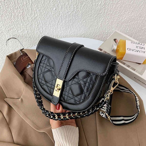 

2022 latest models handbag wholesale small female autumn winter chain saddle versatile hand small single shoulder, Black;red