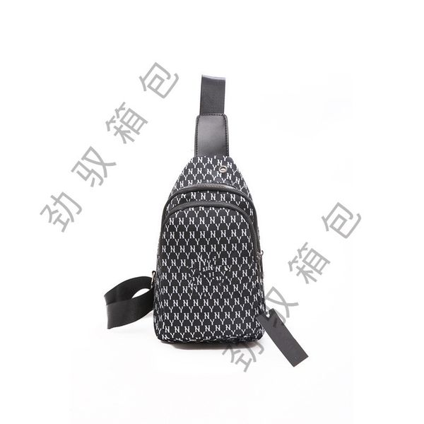 

designer doll machine 5018 breast bag men's and women's trend tok9