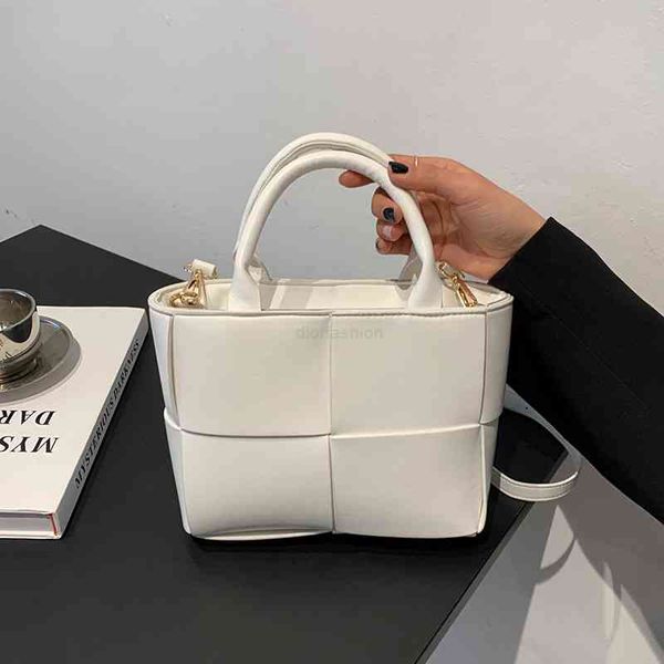 

fashion leisure bag women's 2021 summer fashion texture single shoulder messenger bag portable foreign style woven tote, Black;red