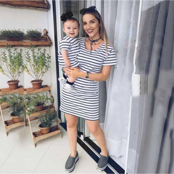 Moda Mãe Filha Vestidos Família Matching Roupas Mulheres Criança Casual Verão Verão Listrado Praia Vestido Elegante Playa Vestidos 210713