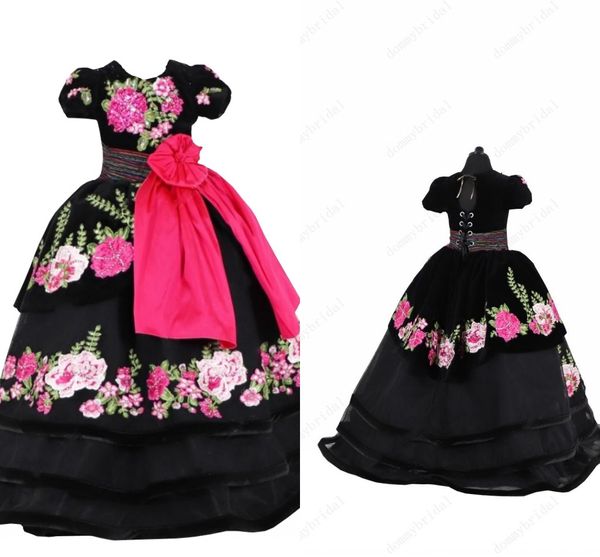 2021 Abiti vintage con applicazioni floreali Mini Quinceanera Adolescenti Velluto Manica corta Collo a corvo Abito da spettacolo con lacci Abiti da sera formali per bambini Matrimonio