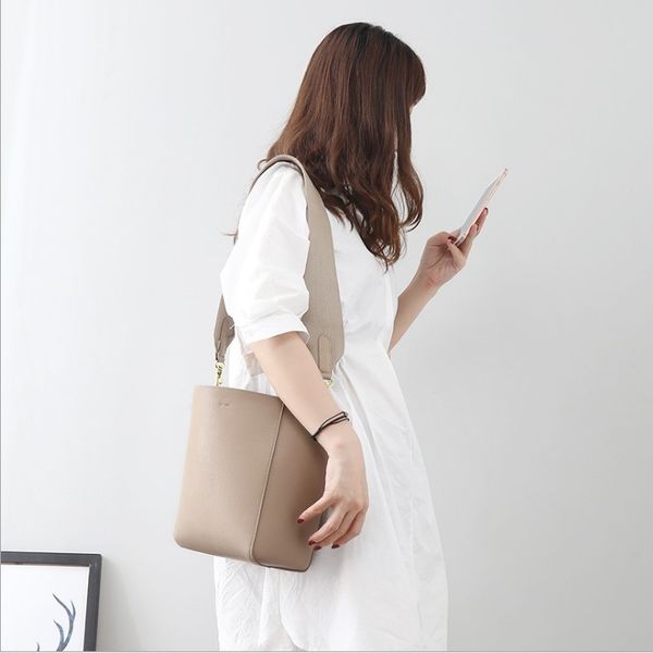 

sangle bucket bag womens bag new 2020 internet celebrity same style korean wide shoulder strap messenger bag shoulder simple all-match