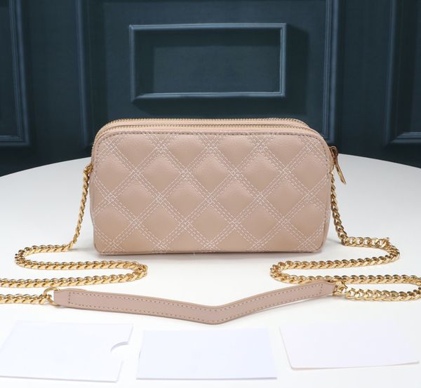 

luxurious design and fashionable checkered handbag is suitable for women's various occasions elements master concept