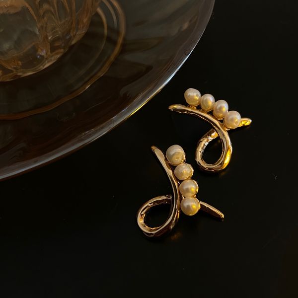 

148 years of elegant and cool style pearl metal simple personality earrings design sense earrings female e10-8, Silver