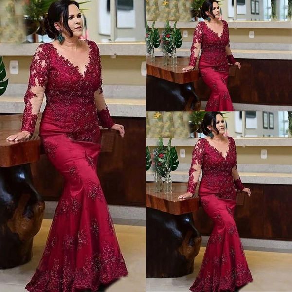 2021 Sexy Borgonha Escuro Vermelho Plus Size Mãe da Noiva Vestidos Sereia Lace Appliques Cristal Grânulos Comprimento Formal Mulheres Casamento Vestidos de Noite de Casamento Mangas compridas