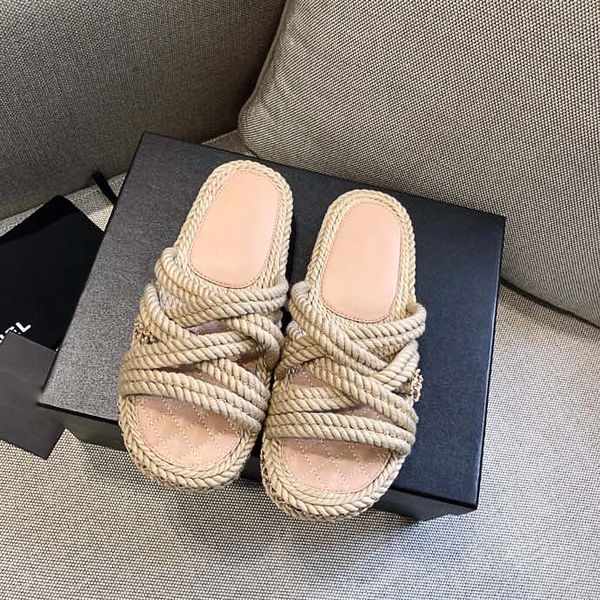 

2021ss beach slippers classic flat woman slippers summer lady slippers leather l bath fashion women shoes large size 35-40, Black