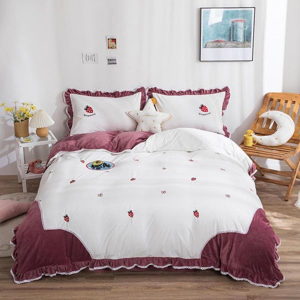 

2021 new products thickened warm crystal velvet embroidery bed set luxury bedding king size 4-piece set.