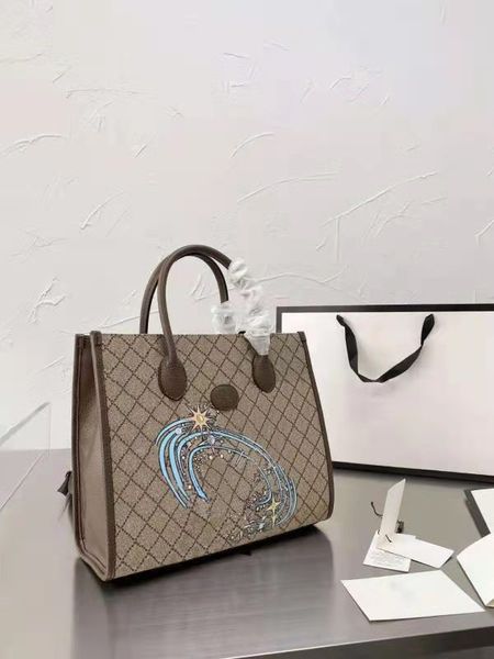 

designers design shopping bags with european and american styles.