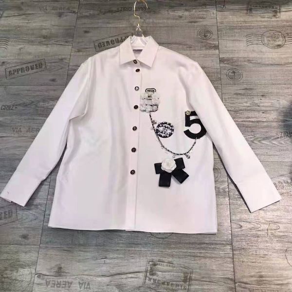 

2021 europe popular early spring new camellia series heavy industry perfume bottle hardware chain shirt, White