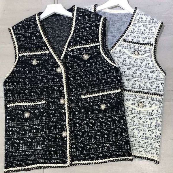 

2021 knitted cardigan vt small fragrance pockmarked sweater women's autumn and winter temperament fashion, Black;white