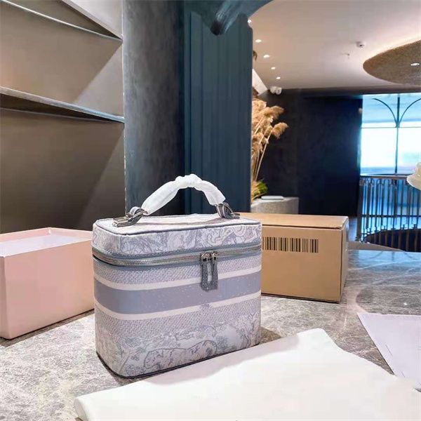 

designer style cosmetic bags ladies luxury quality shoulder bag classic handbag wrist strap handbags wallet embroidered pattern fabric multi