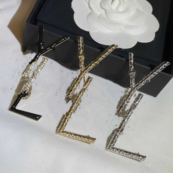 

2022 multi-style letter brooch fashion personality all-match high-end suit coat accessories high-quality fast delivery, Gray